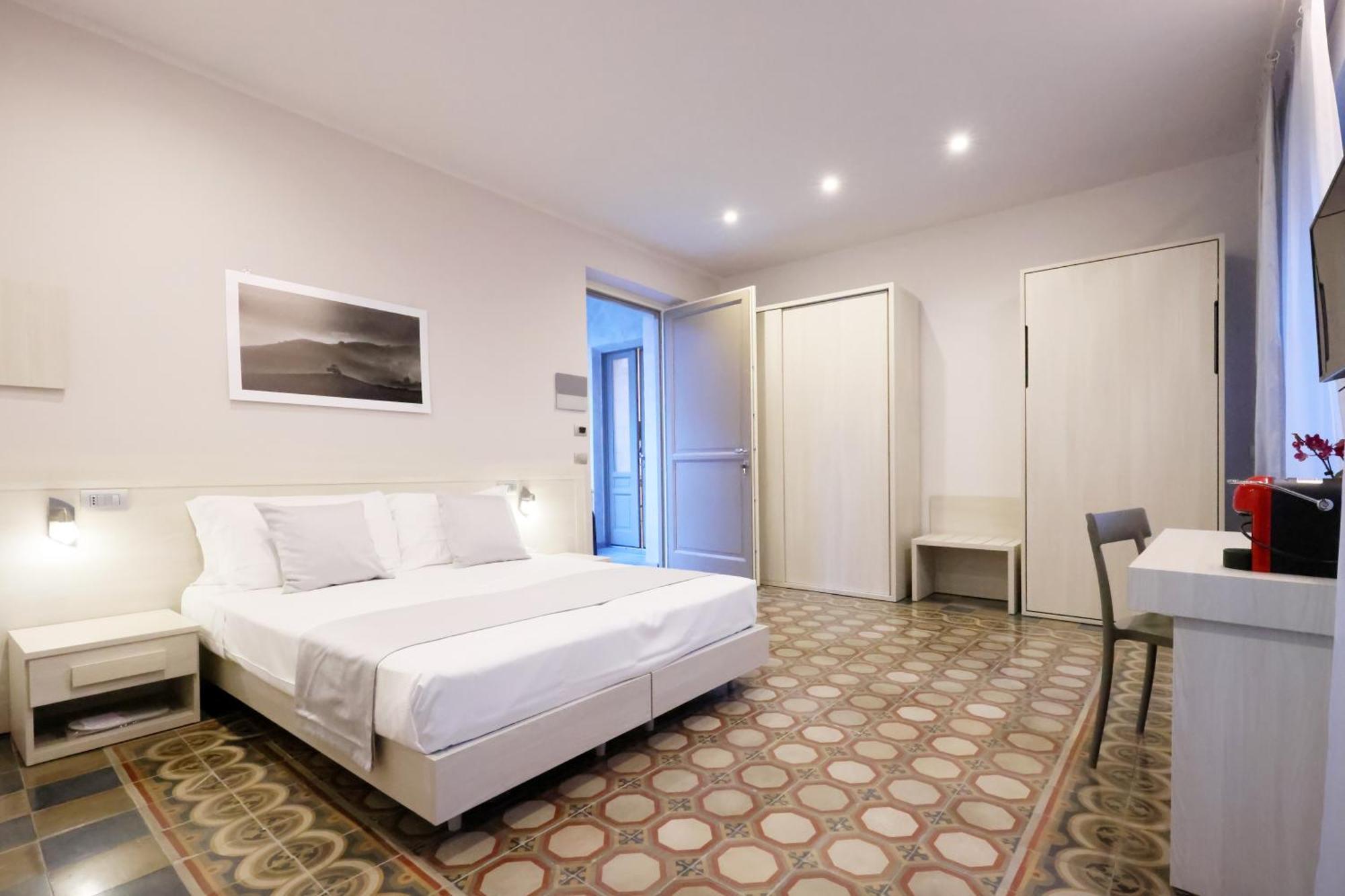 Palazzo Belli Bed & Breakfast Алба Екстериор снимка