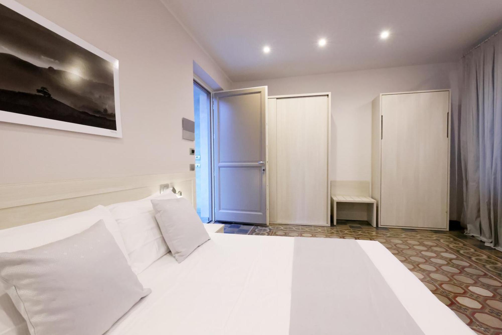 Palazzo Belli Bed & Breakfast Алба Екстериор снимка