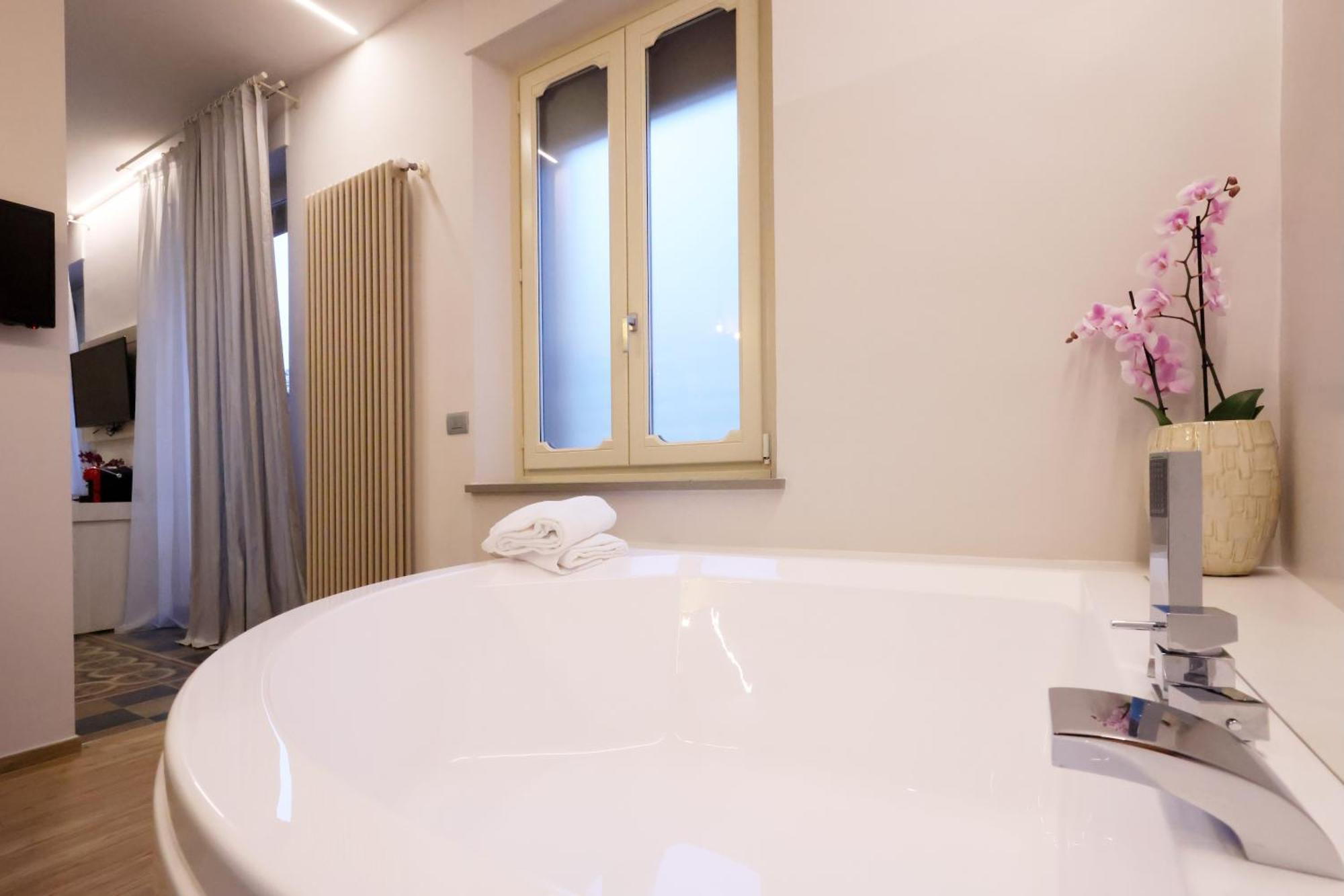 Palazzo Belli Bed & Breakfast Алба Екстериор снимка