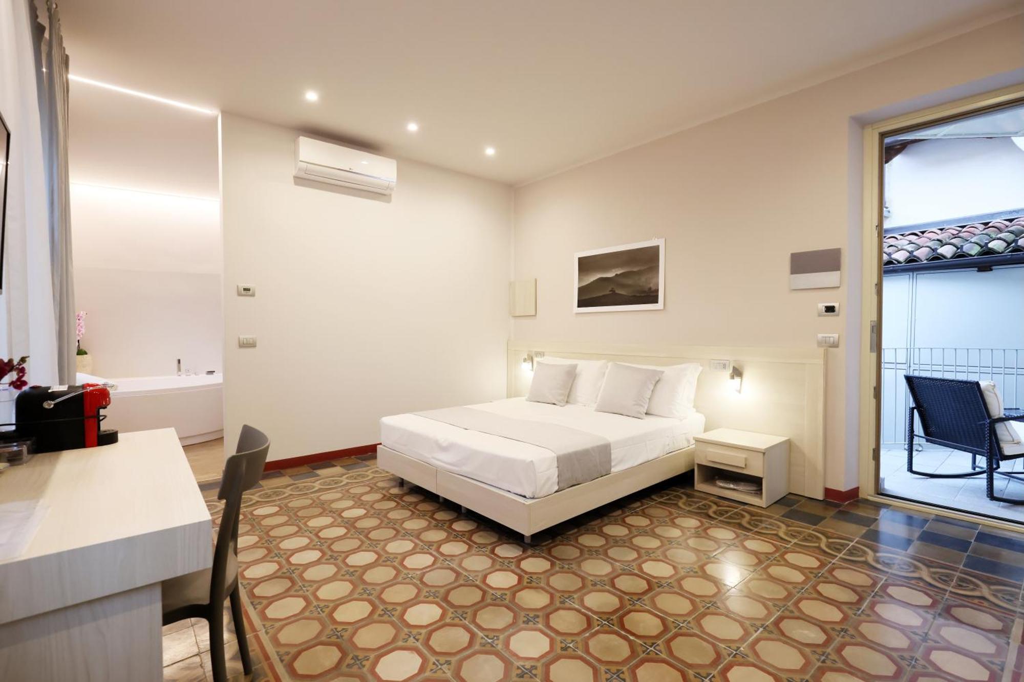 Palazzo Belli Bed & Breakfast Алба Екстериор снимка