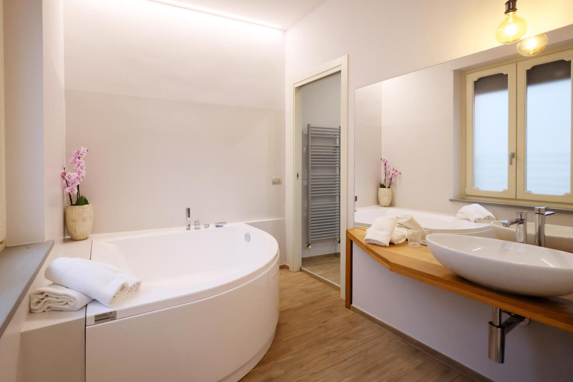 Palazzo Belli Bed & Breakfast Алба Екстериор снимка
