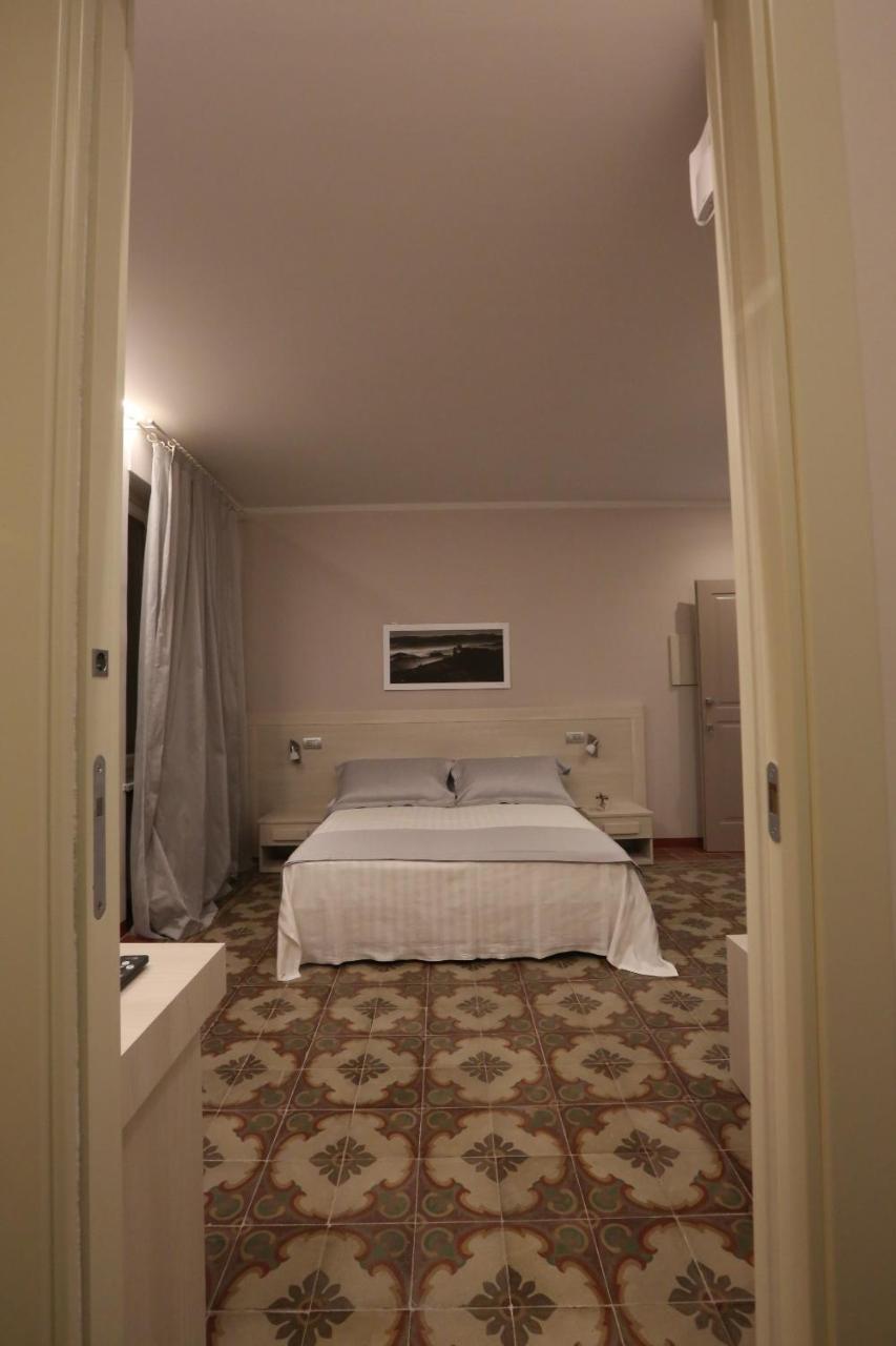 Palazzo Belli Bed & Breakfast Алба Екстериор снимка