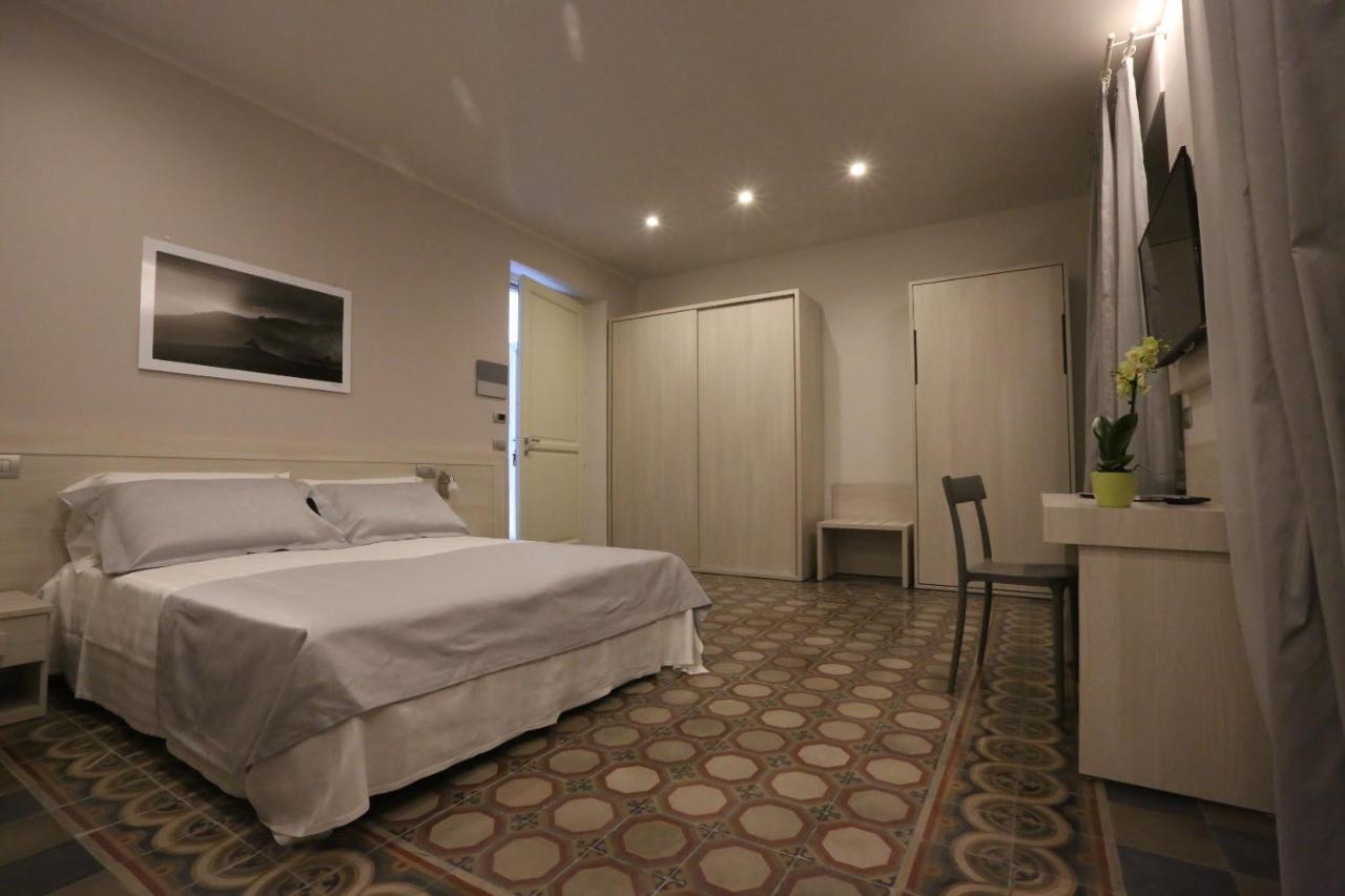 Palazzo Belli Bed & Breakfast Алба Екстериор снимка