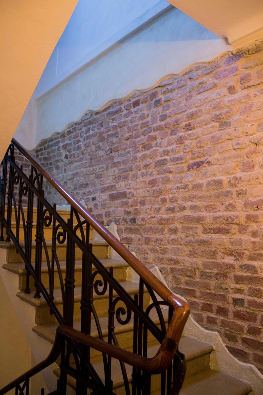 Palazzo Belli Bed & Breakfast Алба Екстериор снимка